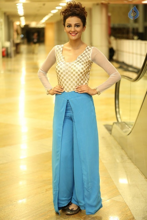 Seerat Kapoor Latest Gallery - 2 / 33 photos