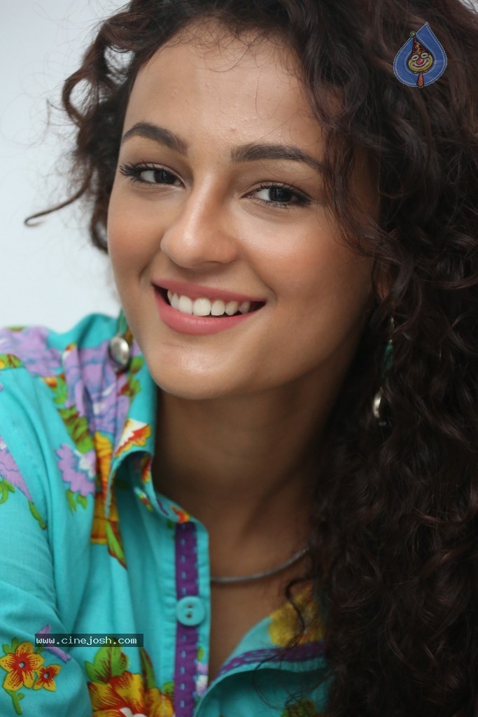 Seerat Kapoor New Stills - 36 / 130 photos
