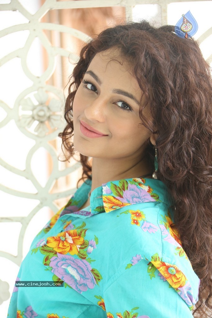 Seerat Kapoor New Stills - 49 / 130 photos