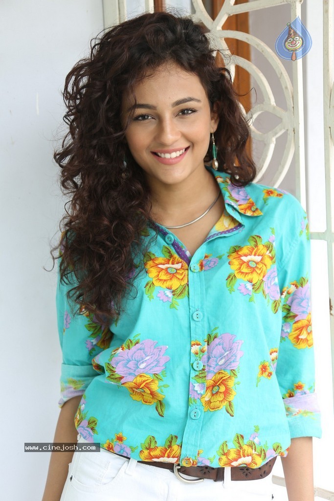 Seerat Kapoor New Stills - 57 / 130 photos