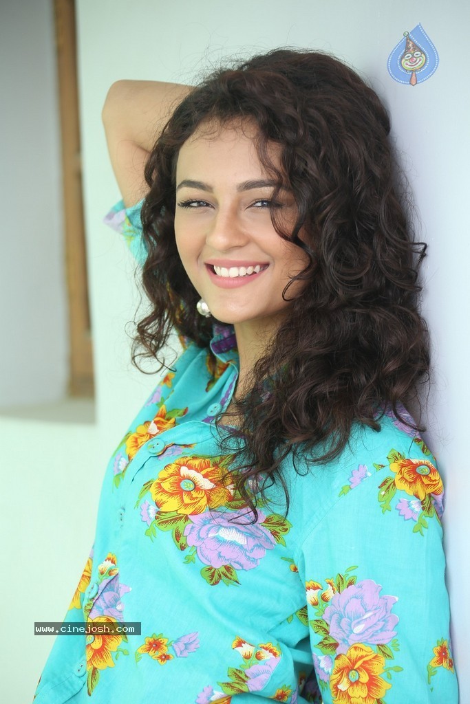 Seerat Kapoor New Stills - 76 / 130 photos