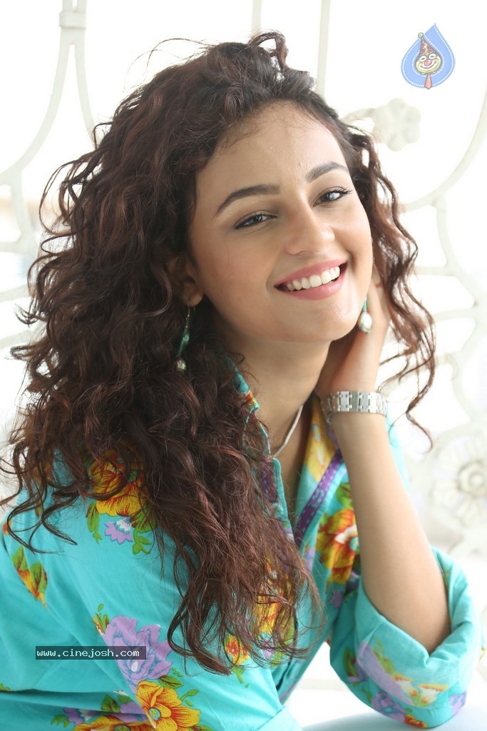 Seerat Kapoor New Stills - 79 / 130 photos