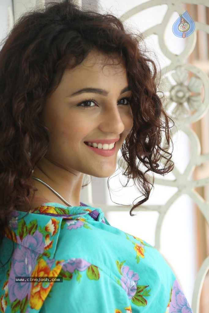 Seerat Kapoor New Stills - 80 / 130 photos