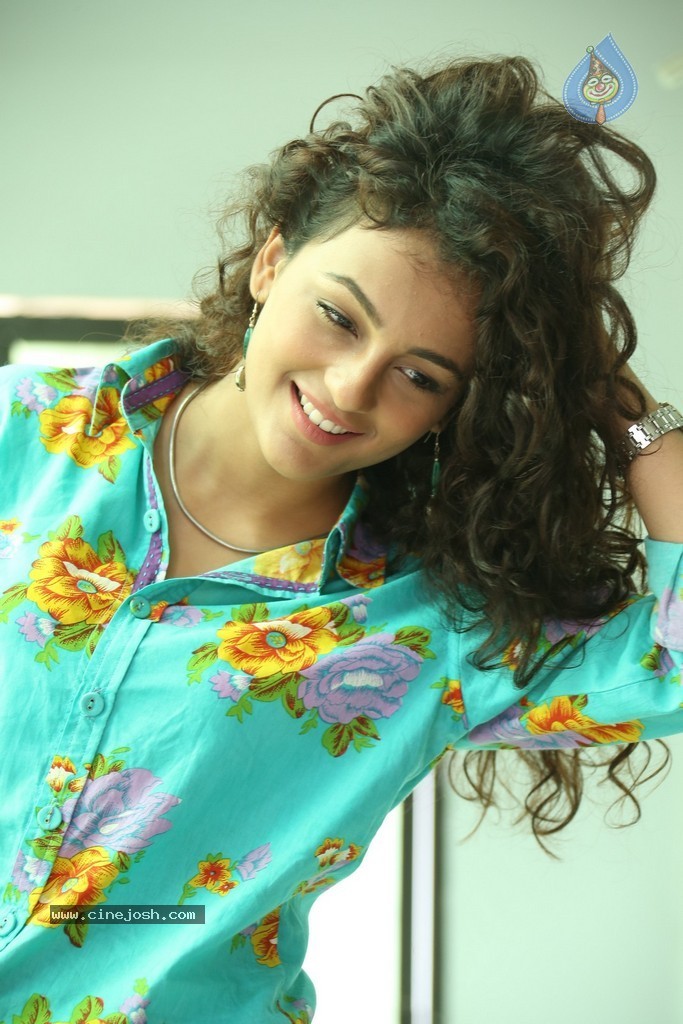 Seerat Kapoor New Stills - 95 / 130 photos