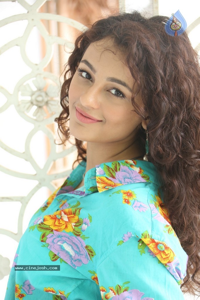 Seerat Kapoor New Stills - 98 / 130 photos