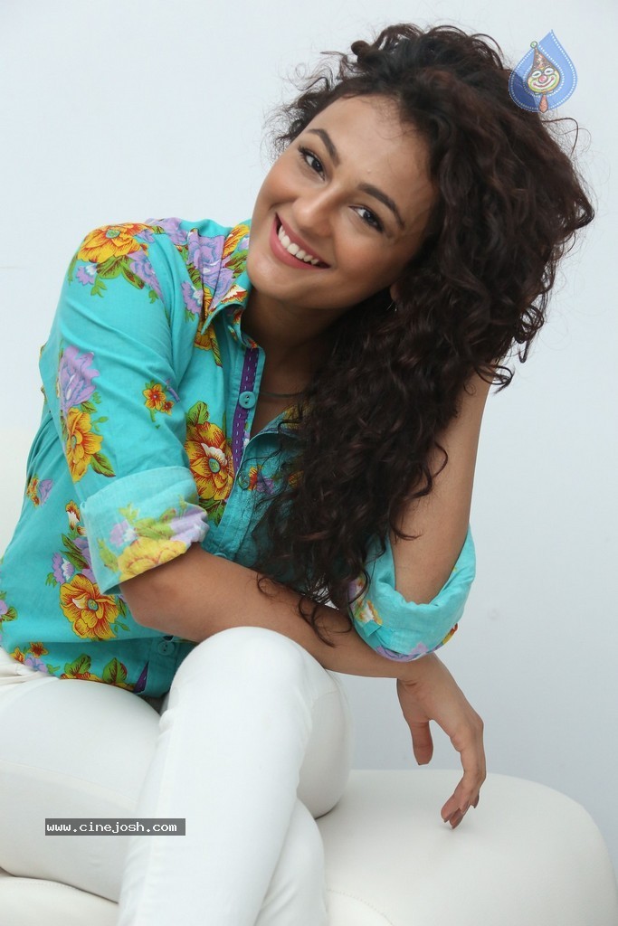 Seerat Kapoor New Stills - 103 / 130 photos