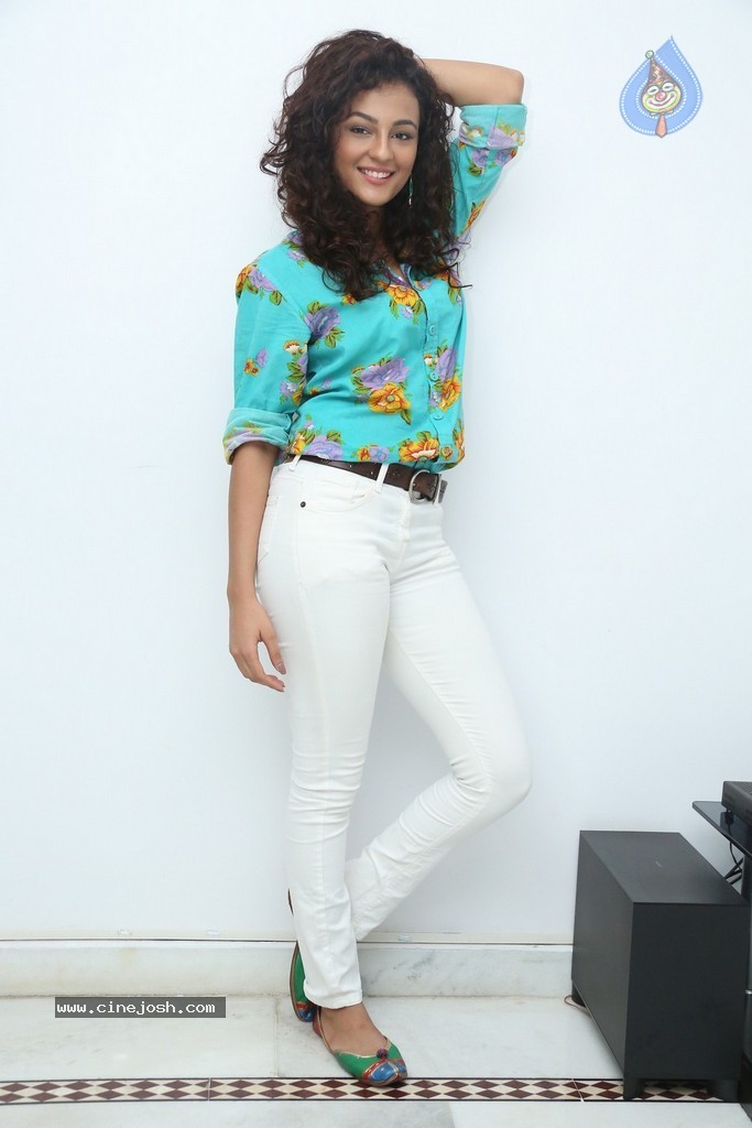 Seerat Kapoor New Stills - 108 / 130 photos