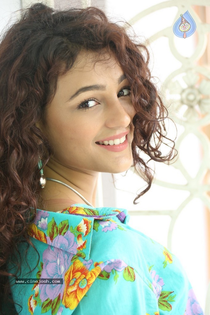 Seerat Kapoor New Stills - 122 / 130 photos