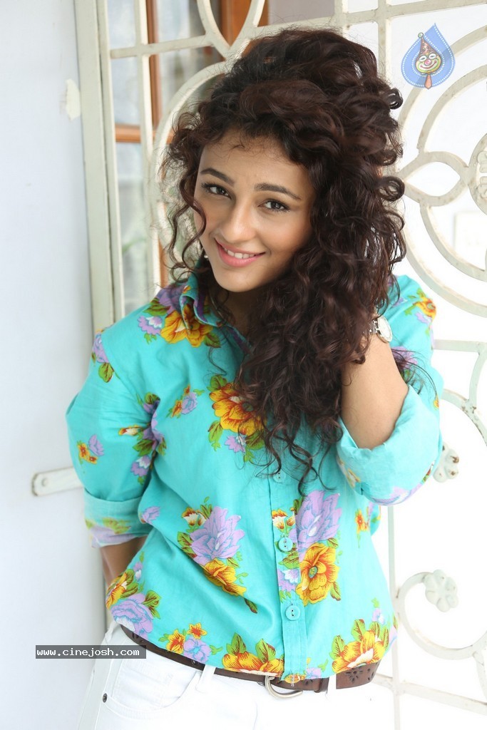 Seerat Kapoor New Stills - 124 / 130 photos