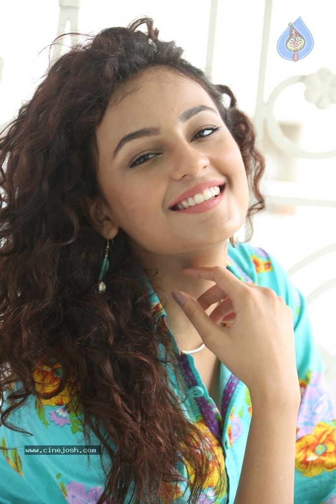 Seerat Kapoor New Stills - 126 / 130 photos
