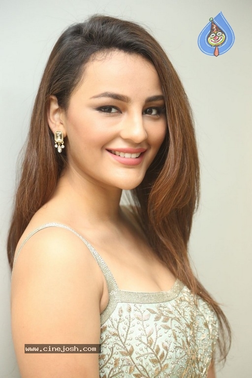 Seerat Kapoor Stills - 5 / 13 photos