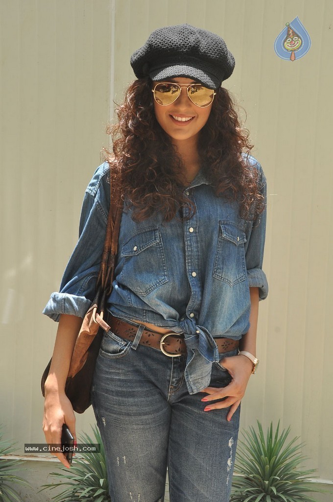 Seerath Kapoor New Pics - 16 / 143 photos