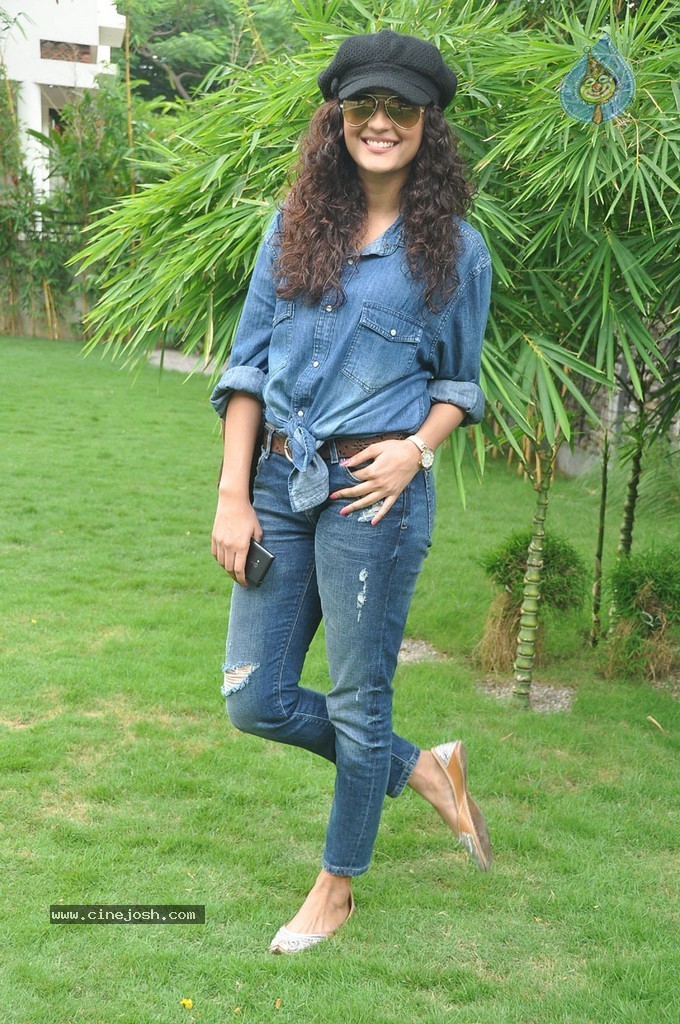 Seerath Kapoor New Pics - 18 / 143 photos