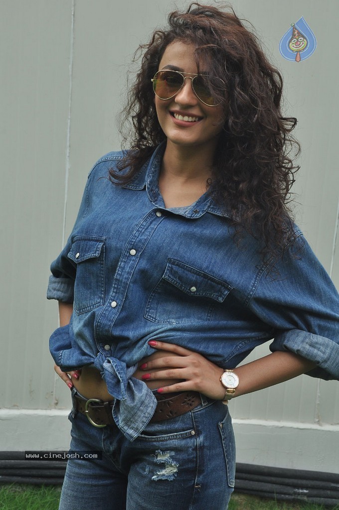 Seerath Kapoor New Pics - 22 / 143 photos