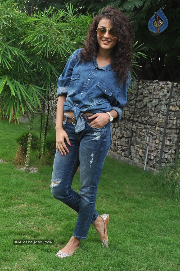 Seerath Kapoor New Pics - 64 / 143 photos