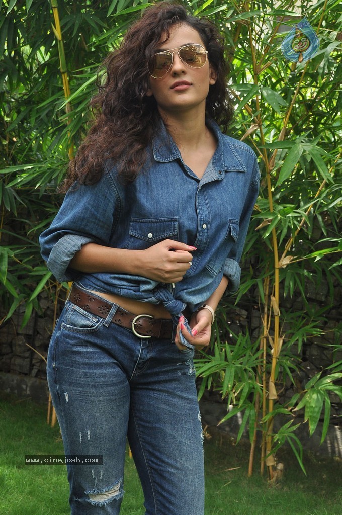 Seerath Kapoor New Pics - 75 / 143 photos