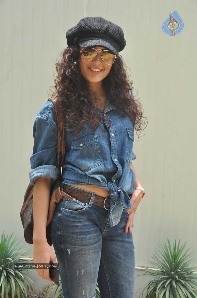 Seerath Kapoor New Pics - 84 / 143 photos