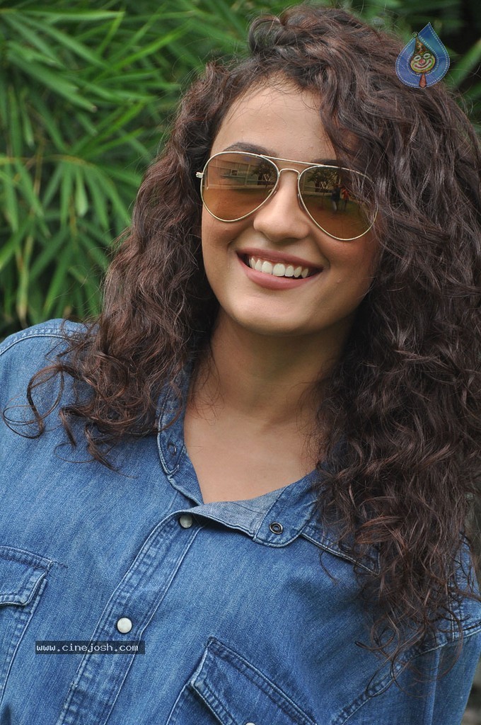 Seerath Kapoor New Pics - 109 / 143 photos