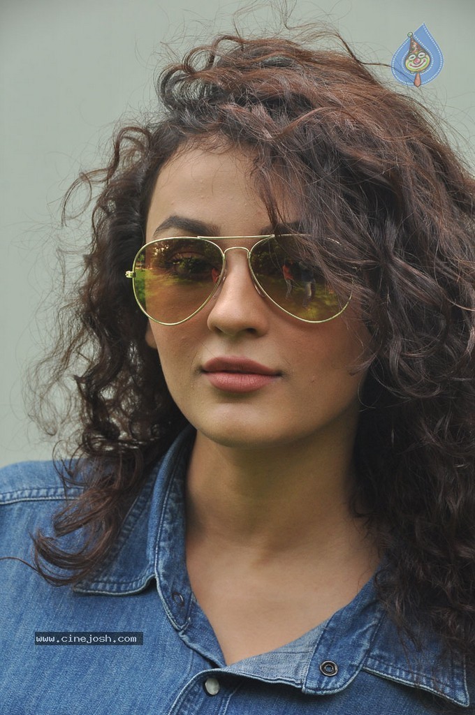 Seerath Kapoor New Pics - 124 / 143 photos