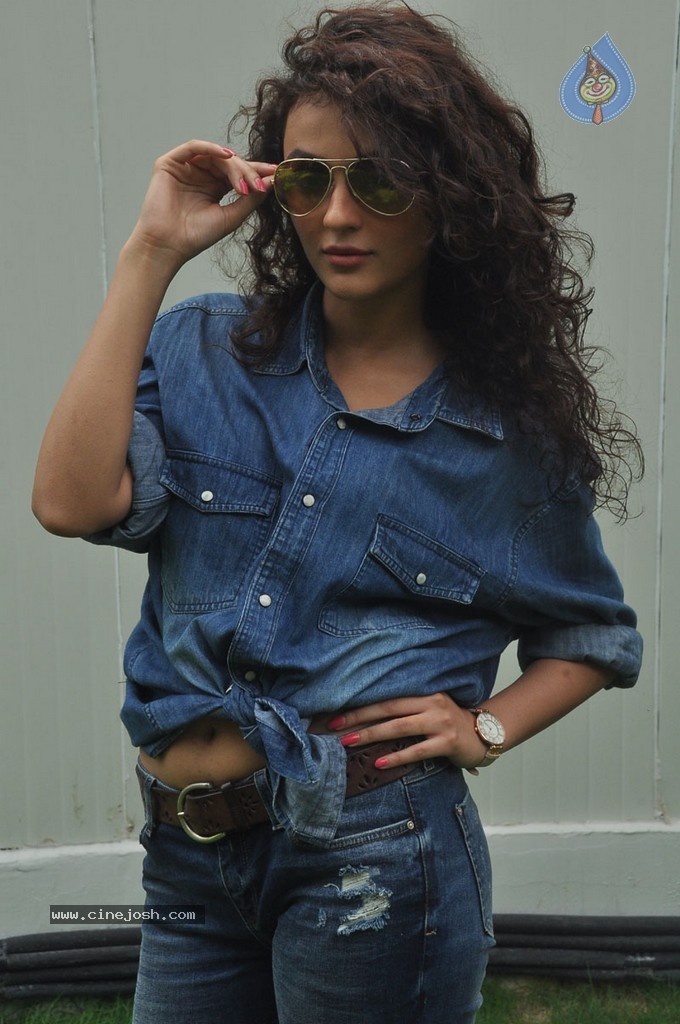 Seerath Kapoor New Pics - 142 / 143 photos