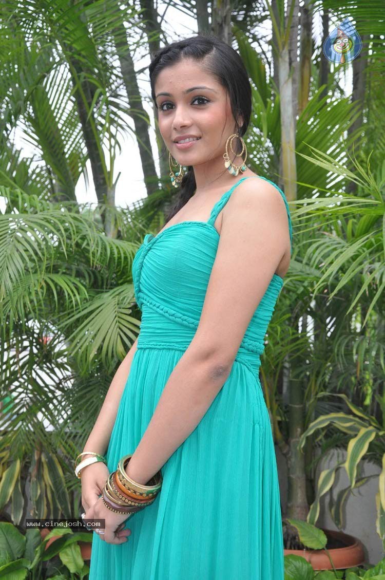 Shagun New Stills - 36 / 38 photos