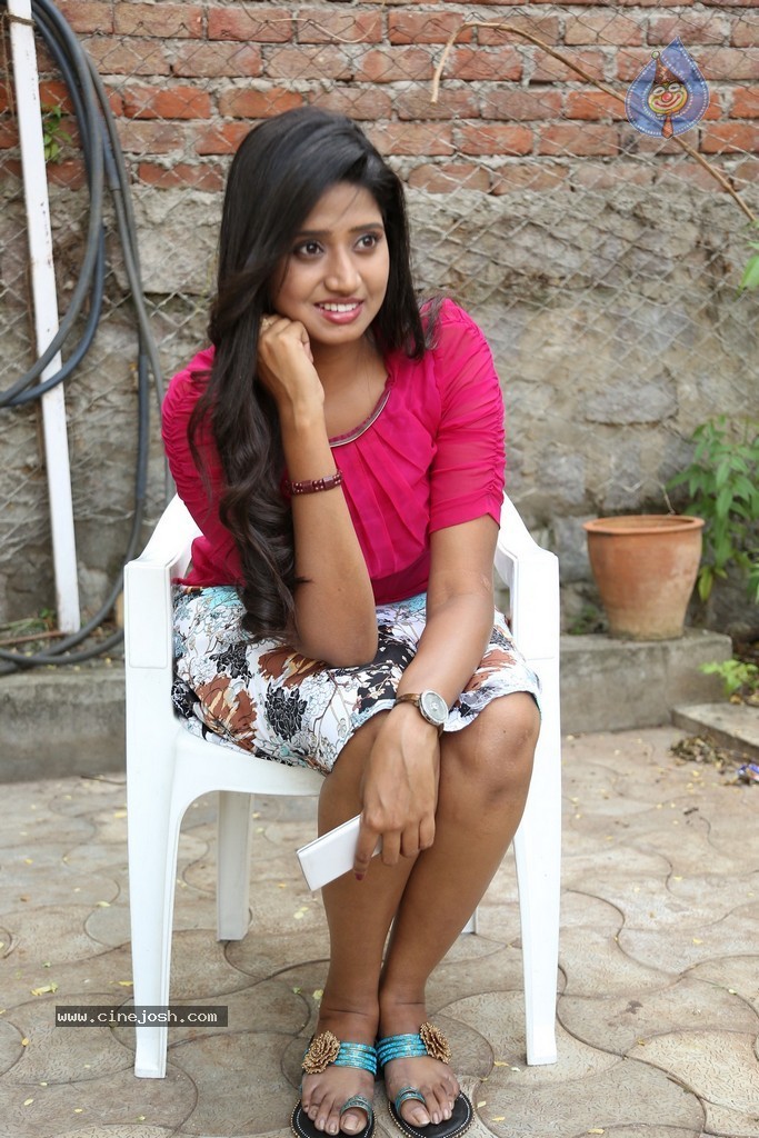 Shalini New Pics - 22 / 114 photos