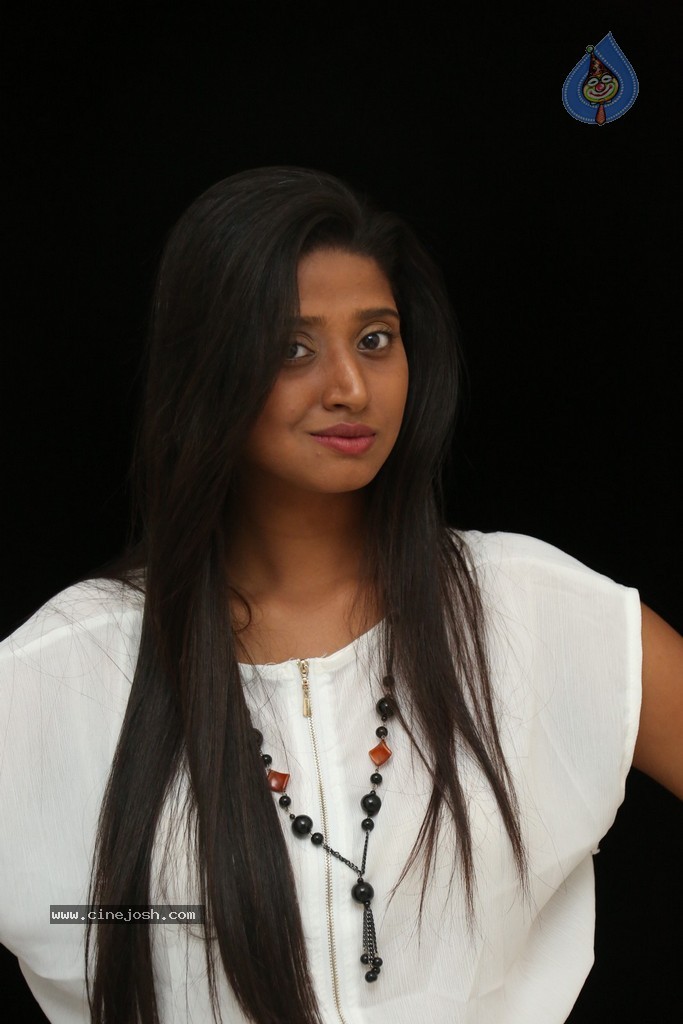 Shalini New Stills - 2 / 77 photos