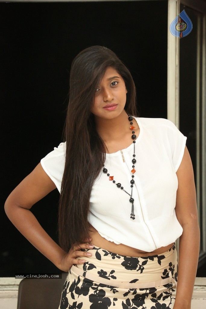 Shalini New Stills - 7 / 77 photos