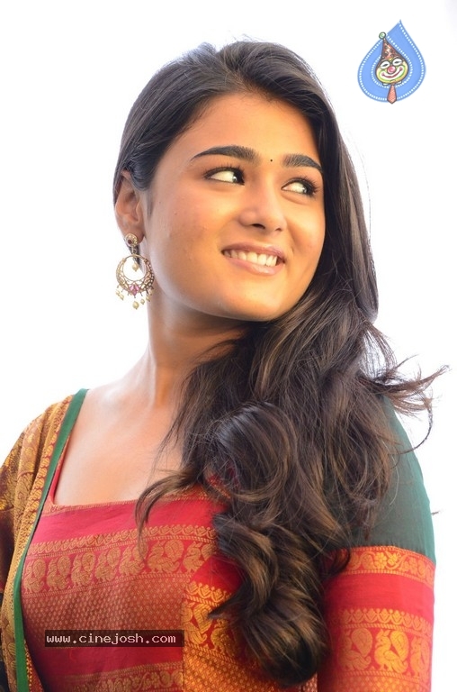 Shalini Pandey Images - 7 / 13 photos