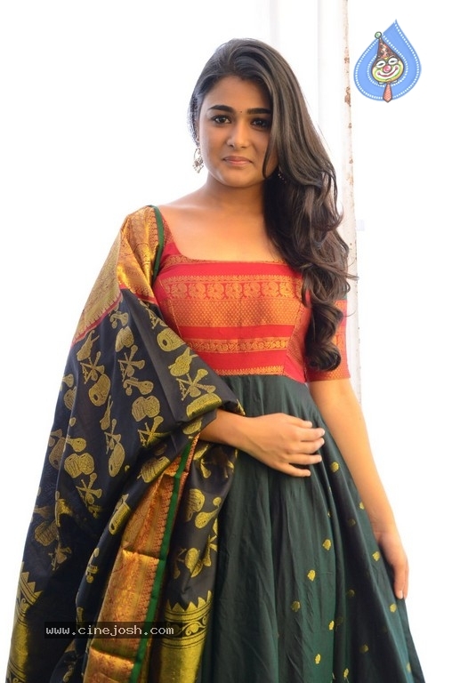 Shalini Pandey Images - 8 / 13 photos