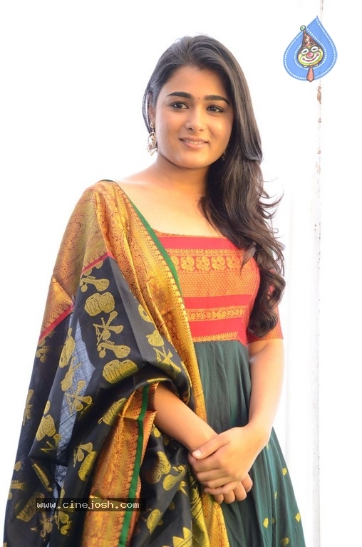 Shalini Pandey Images - 10 / 13 photos