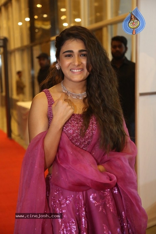 Shalini Pandey New Pics - 4 / 21 photos