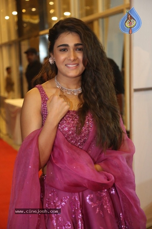 Shalini Pandey New Pics - 10 / 21 photos