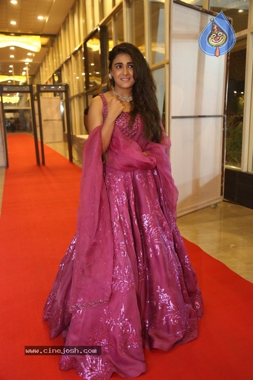 Shalini Pandey New Pics - 16 / 21 photos
