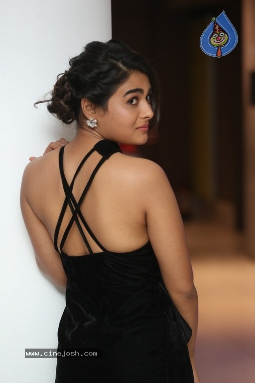 Shalini Pandey Photos - 4 / 21 photos