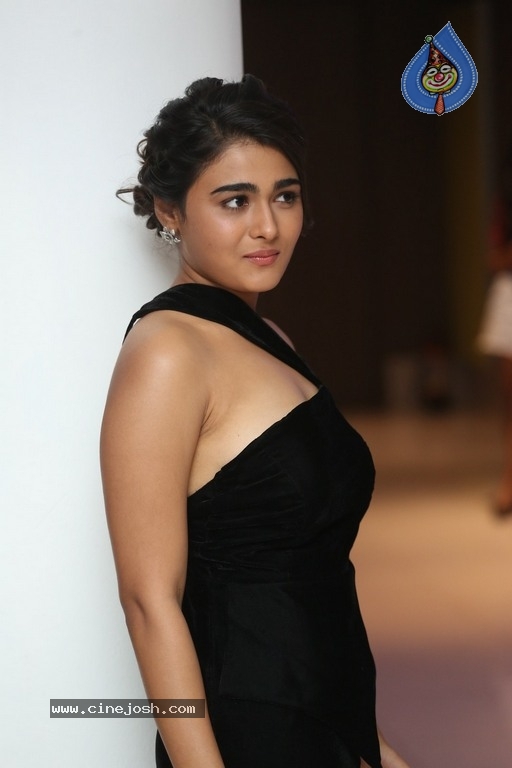 Shalini Pandey Photos - 15 / 21 photos