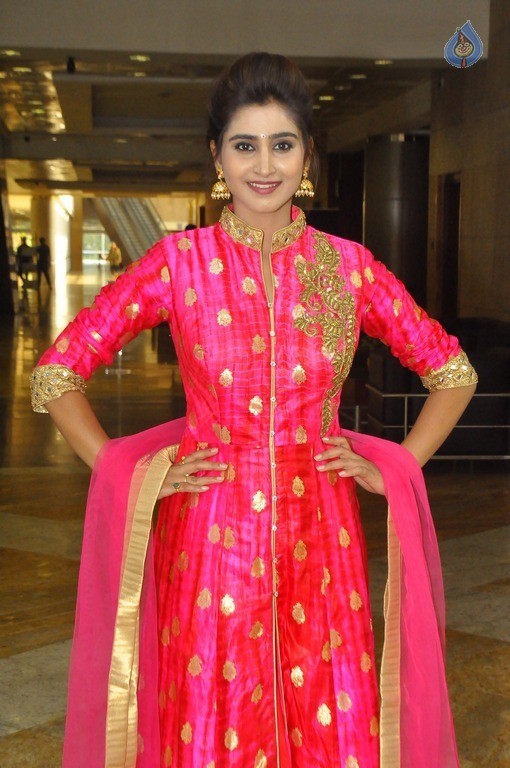 Shamili New Stills - 8 / 16 photos