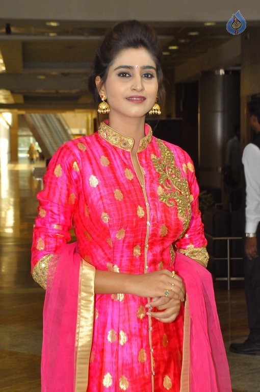 Shamili New Stills - 9 / 16 photos