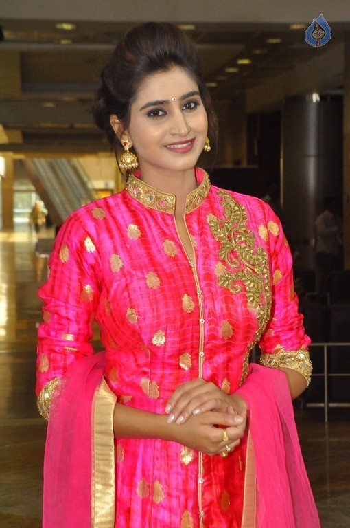 Shamili New Stills - 14 / 16 photos