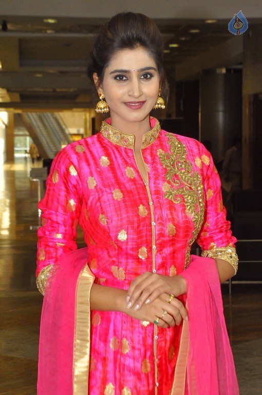 Shamili New Stills - 15 / 16 photos