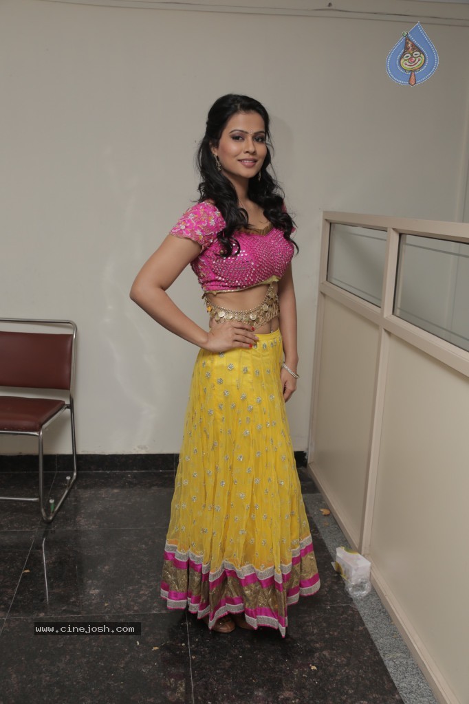 Sharmila Mandre New Hot Stills - 13 / 32 photos