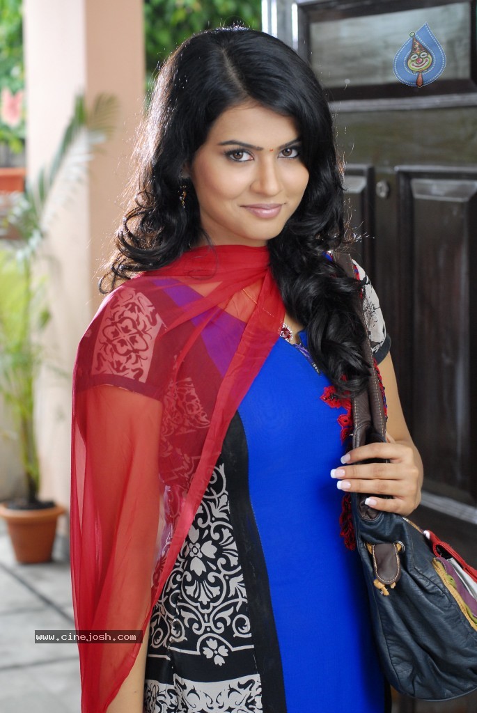 Sharmila Mandre New Stills - 14 / 20 photos