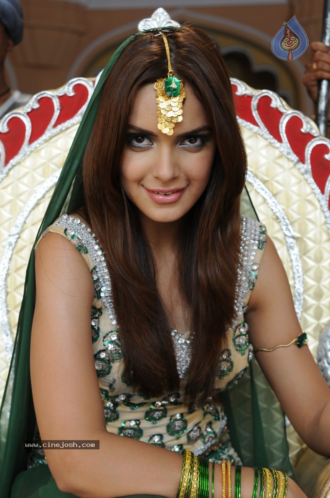 Shazahn Padamsee Latest Stills  - 54 / 110 photos