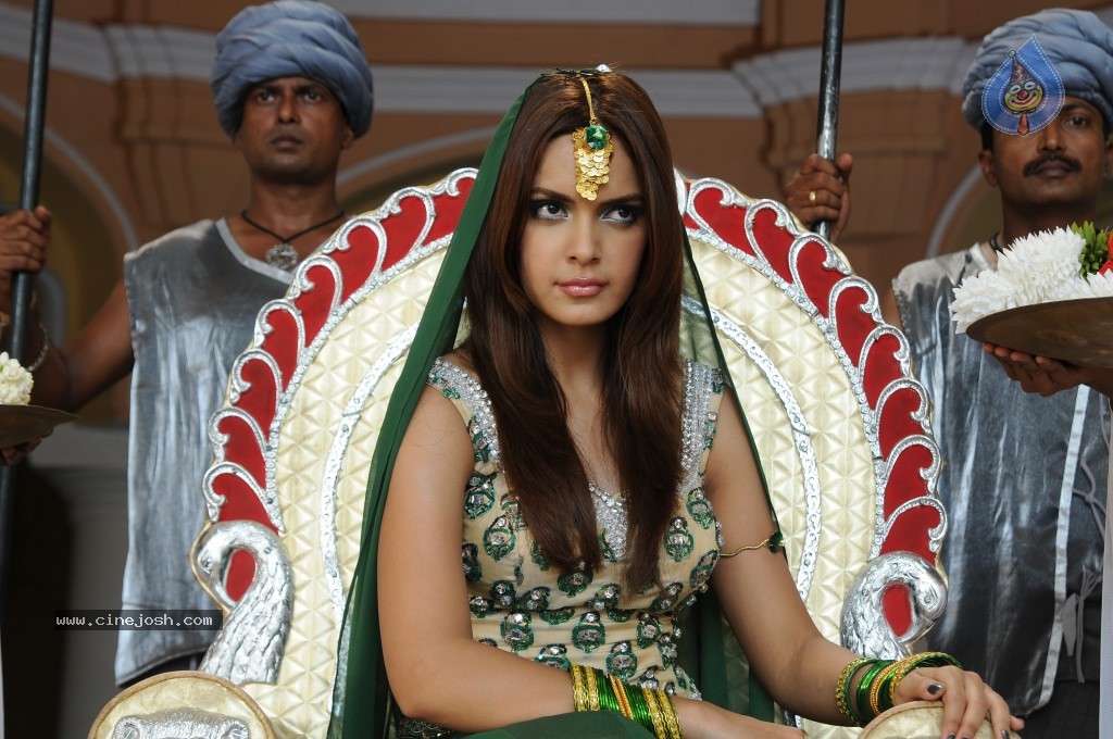 Shazahn Padamsee Latest Stills  - 89 / 110 photos