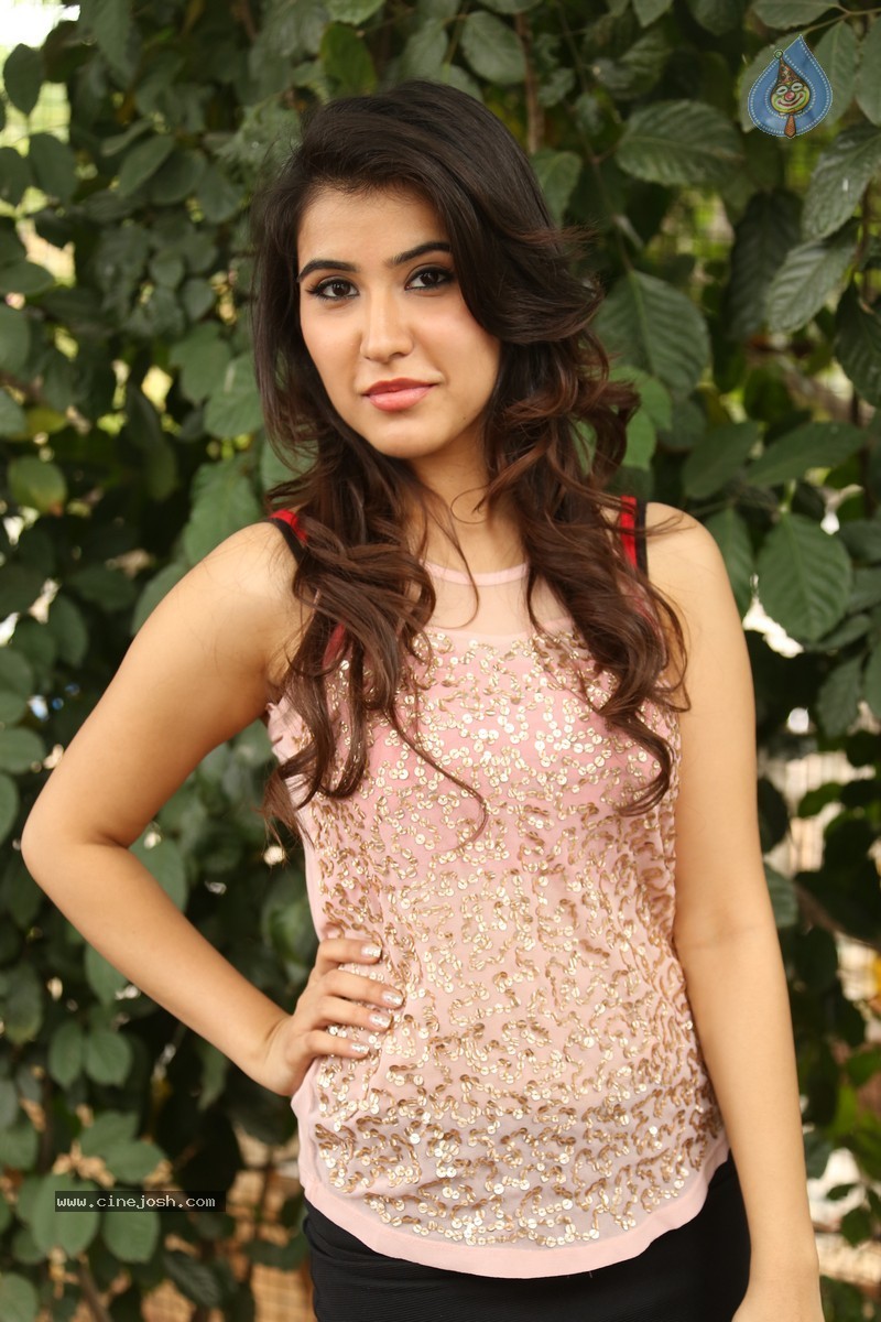 Sheena Bajaj Stills - 25 / 62 photos