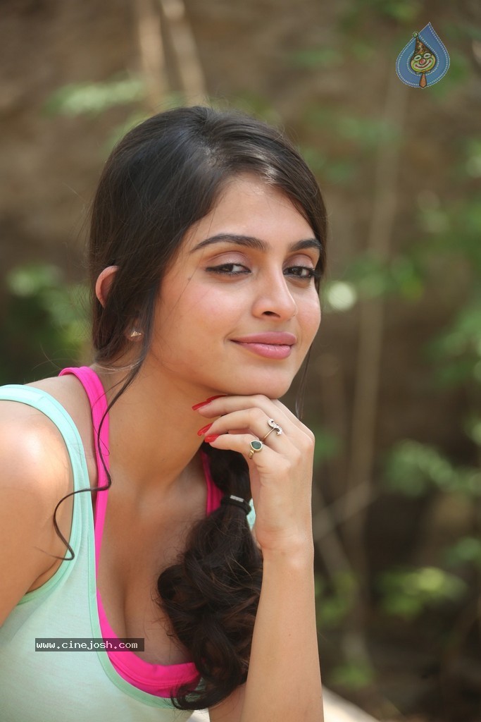 Sheena Latest Hot Pics - 108 / 110 photos