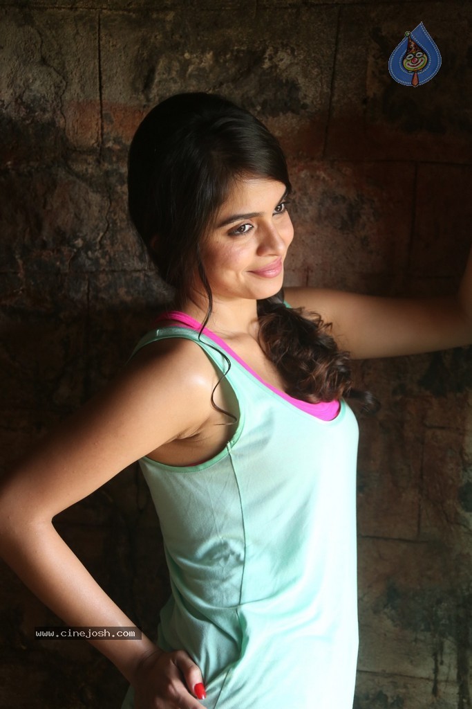 Sheena Latest Hot Pics - 109 / 110 photos