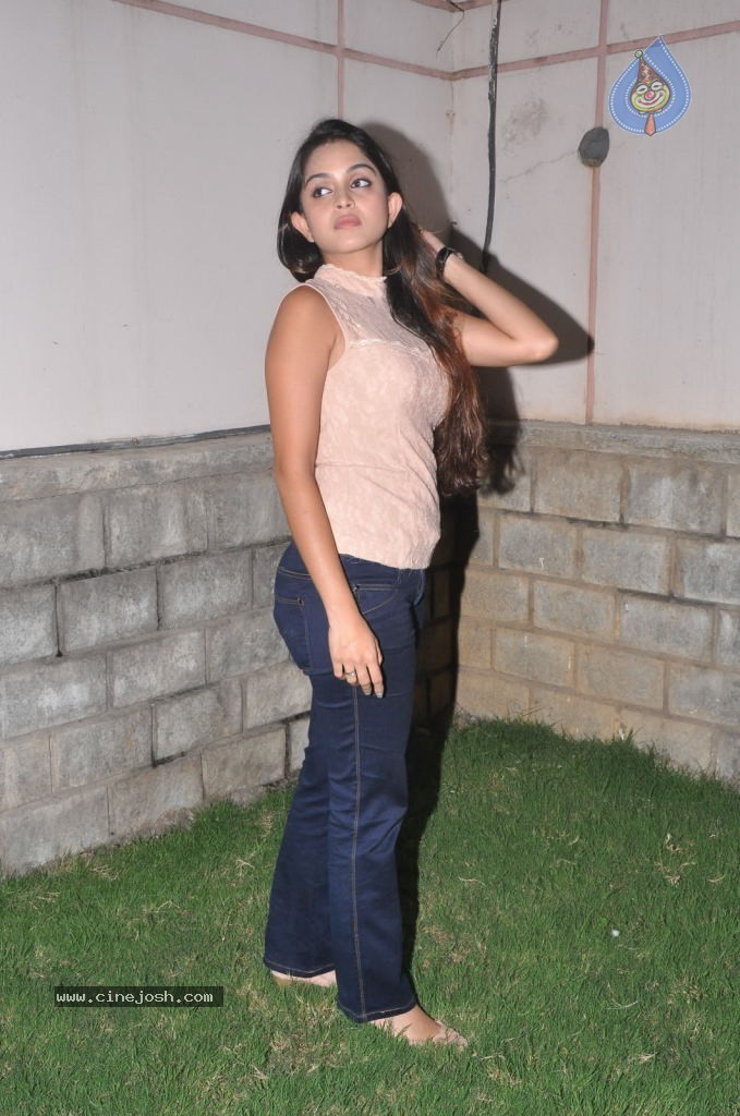 Sheena Latest Stills - 13 / 47 photos