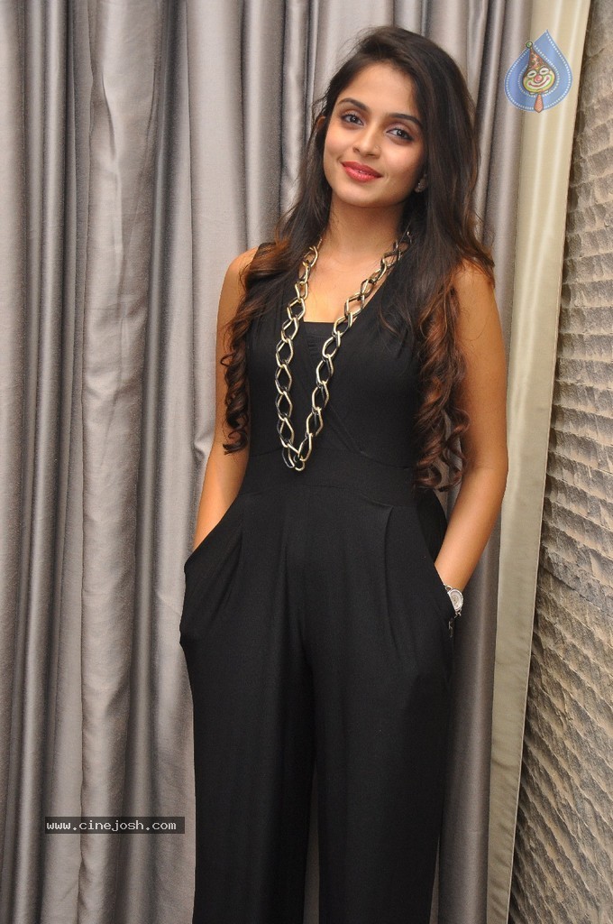 Sheena New Pics - 11 / 48 photos