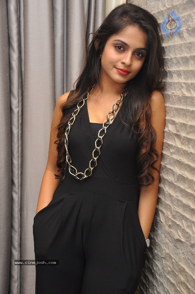 Sheena New Pics - 13 / 48 photos